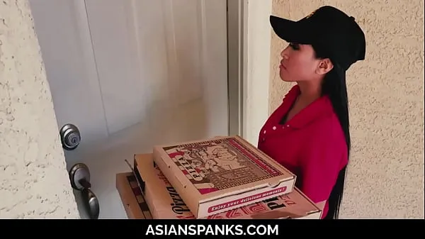 Big Pizza Delivery Teen Cheated by Jerking Guys (Ember Snow) [UNCENSORED fresh Videos