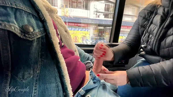 Intentó su primera paja con los pies y le dio una paja descuidada, muy arriesgada en un autobús turístico público: P