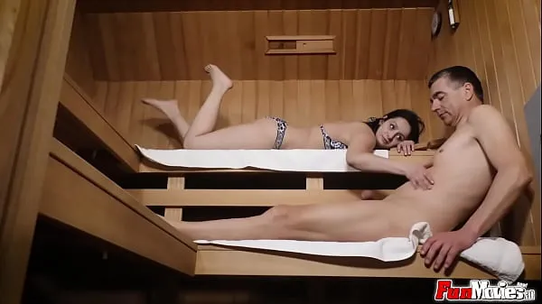 Video besar EU milf sucking dick in the sauna segar
