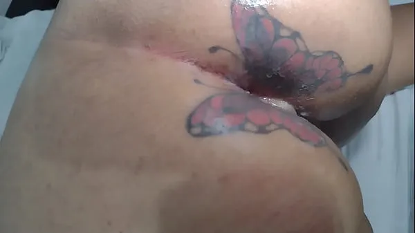 MARY BUTTERFLY happy and smiling being pulled up and fucked by friend without a condom, clogs the ass of cum that comes to flow, all this in front of the corninho that films everything Video baharu besar