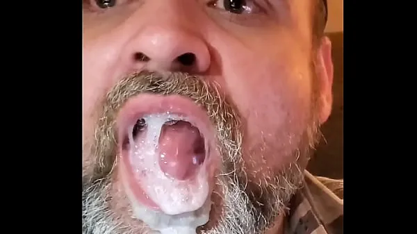 Video besar Me Gargling a Mouthful of Cum segar