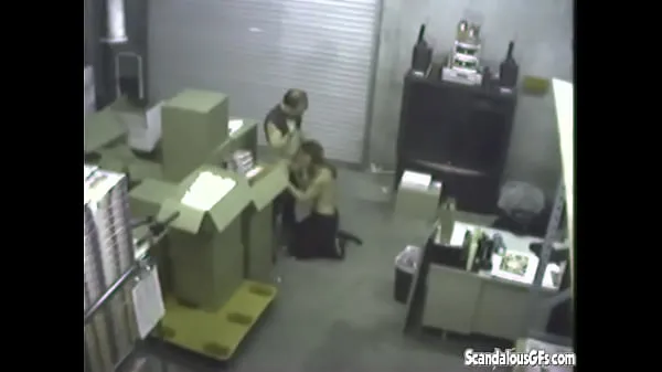 Stora Couple having Blowjob at warehouse färska videor