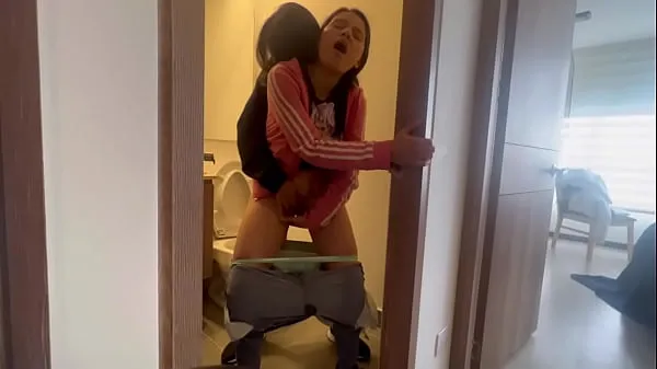 大My friend leaves me alone at the hot chick's house and we fuck in the bathroom新鲜的视频