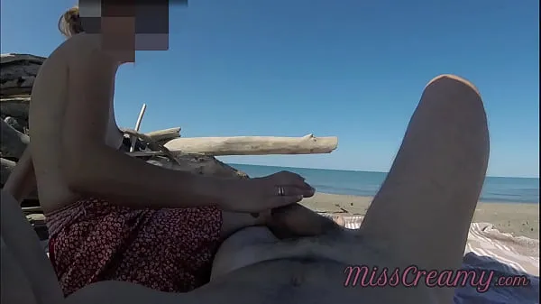 Незнакомцы застукали мою жену за прикосновением и мастурбацией моего члена на общественном нудистском пляже - Настоящая любительская француженка - MissCreamy