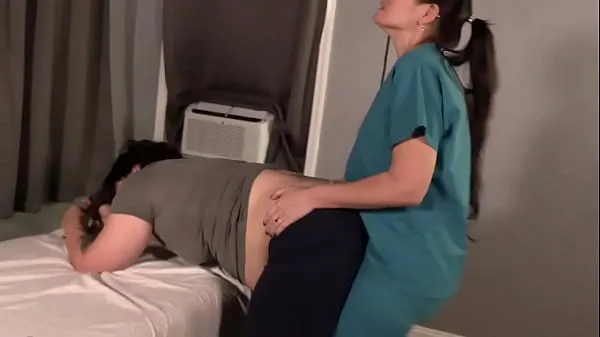 大Nurse humps her patient新鲜的视频