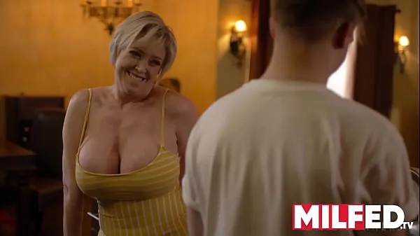 大Mother-in-law Seduces him with her HUGE Tits (Dee Williams) — MILFED新鲜的视频