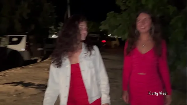 Two girls pissing in public near the car الكبير مقاطع فيديو جديدة