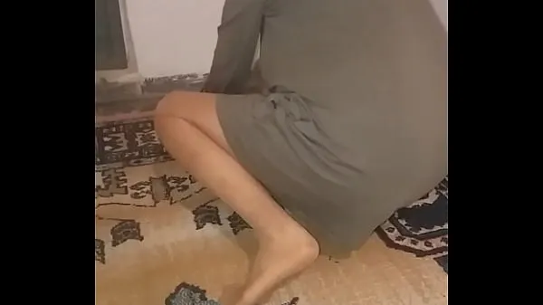 Mature Turkish woman wipes carpet with sexy tulle socks Video baharu besar