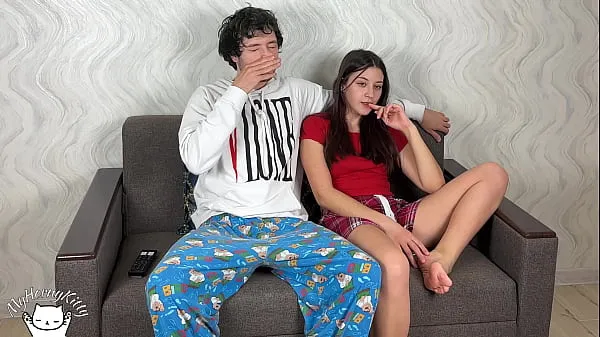 Veľké Step Sister Sits On Step Brother And Rubs Her Pussy On The Tip Of His Cock But He Accidentally Cums Inside Her!! Cream Pie In Step Sis čerstvé videá