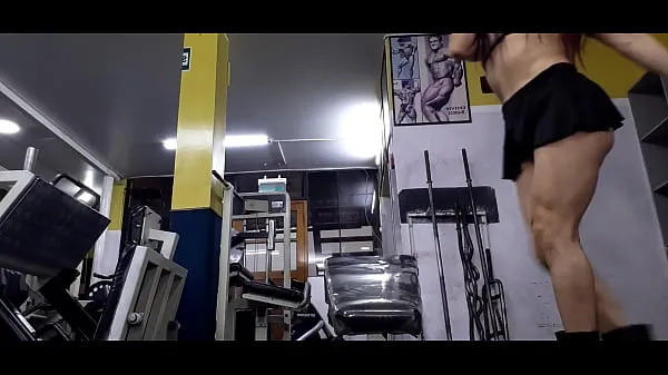 Store THE STATUELY MILF TRAINER GIVES PÚPILO CALENTON A GREAT FACESITTING AT THE GYM nye videoer