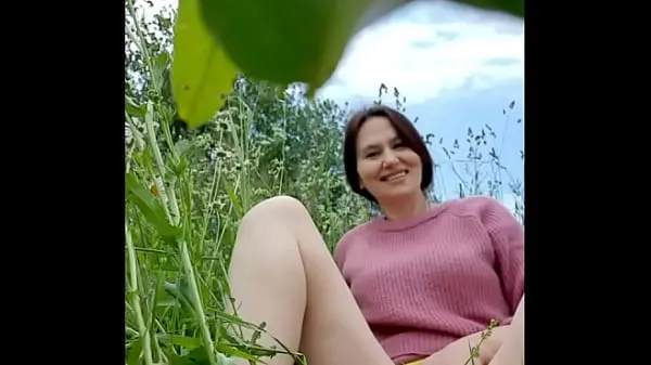 Veliki Naked horny MILF in a chamomile field masturbates, pisses and wards off a wasp / Angela-MILF sveži videoposnetki