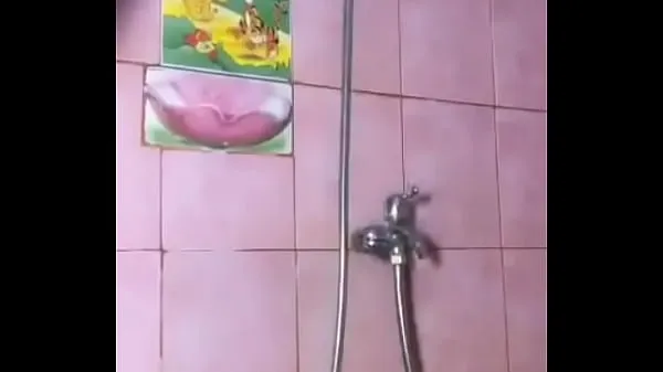 크고 신선한 비디오Pinkie takes a bath