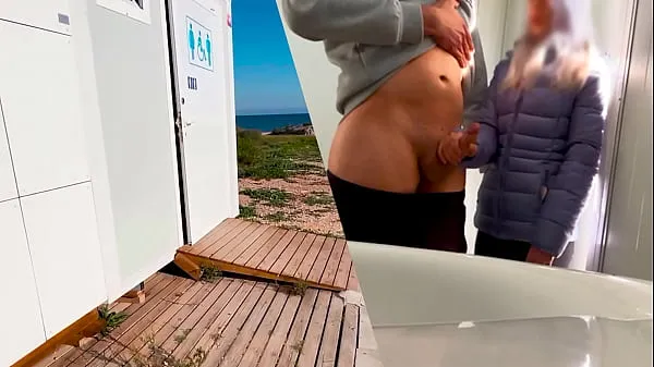 Store I surprise a girl who catches me jerking off in a public bathroom on the beach and helps me finish cumming ferske videoer