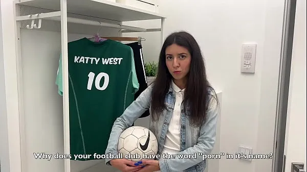 Duże Rekruter drużyny piłkarskiej podrywa młodego piłkarza przed stadionem, aby ją przeleciećświeże filmy