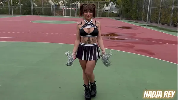 Videos grandes CHEERLEADERS Fucks on THE STREET and swallows the CUM frescos